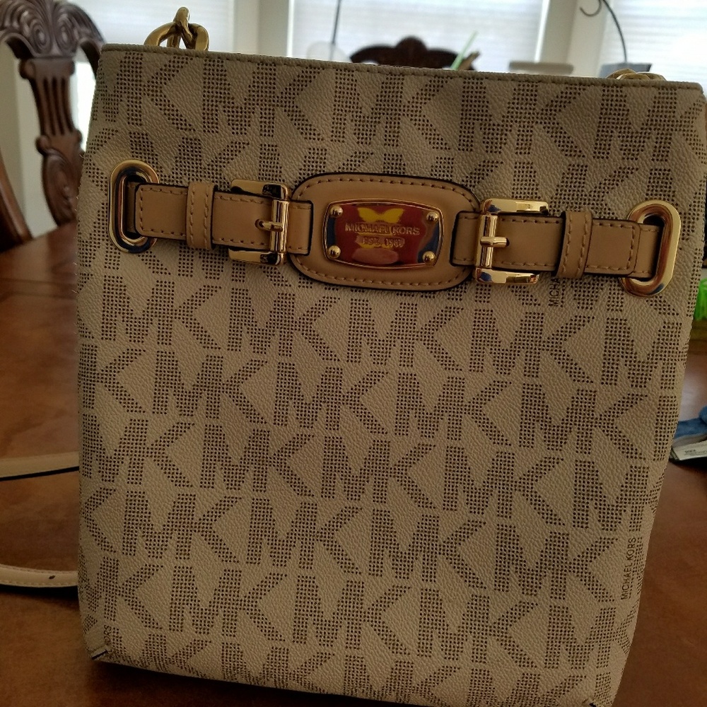Authentic Michael Kors Purse/Vanilla/Gold Hardware